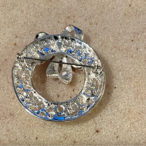 Holiday Wreath Brooch with Red Bow - Picture 3 of 3